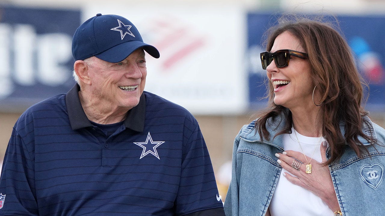 Nfl Cowboys Jerry Jones Charlotte 111225.jpg
