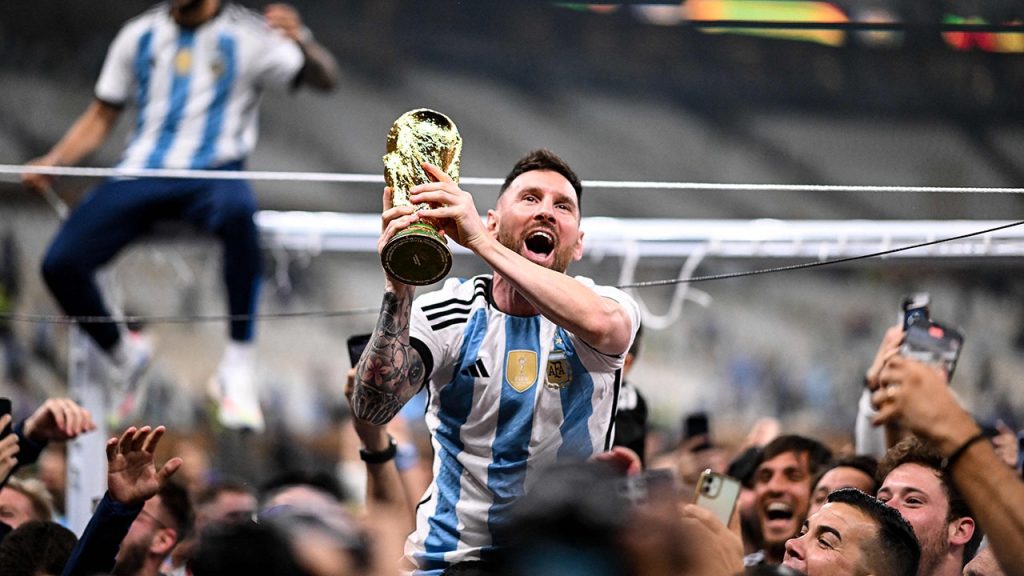 Messi Trophy 12325.jpg