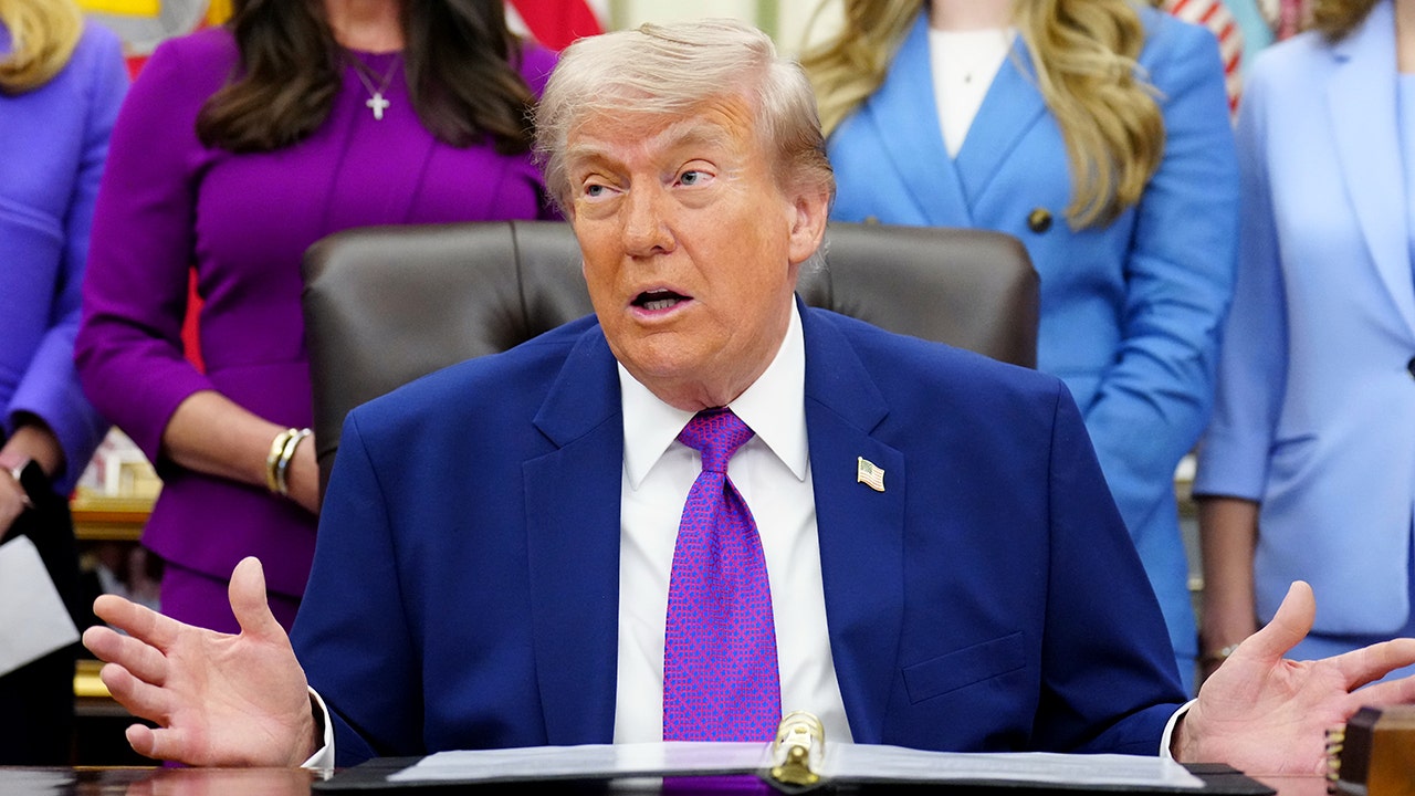 Donald Trump Oval Office White House.jpg