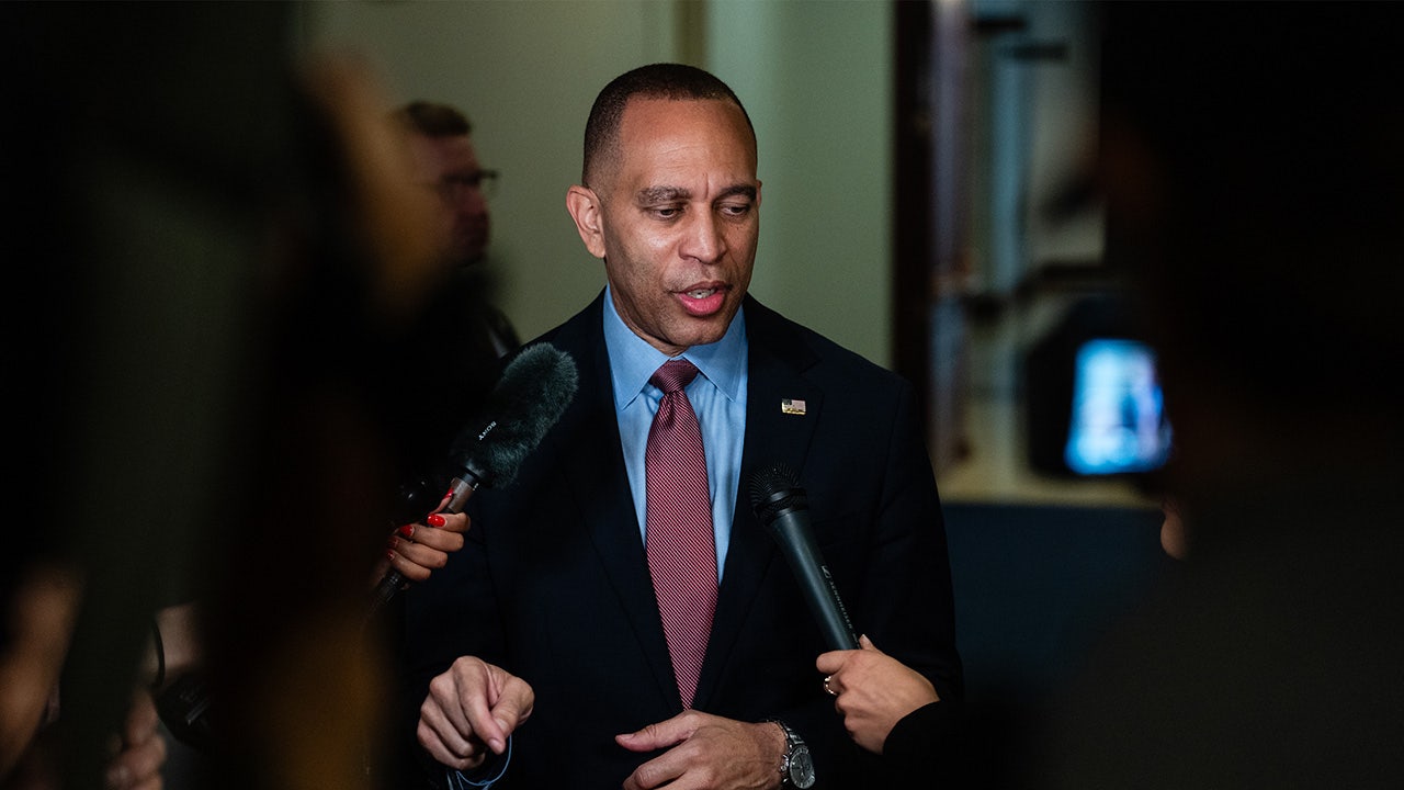 Hakeem Jeffries Speaks With Press On Shutdown.jpg