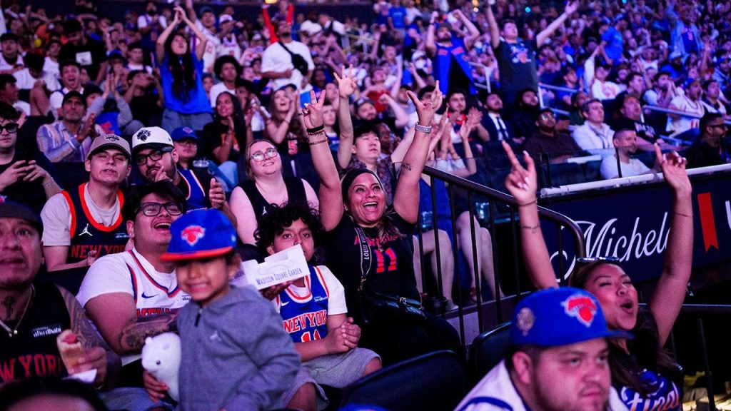 Knicks Fans Watch Party Fox News 001.jpeg