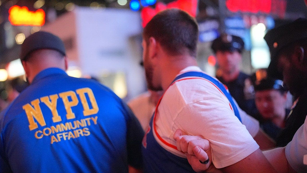 New York Knicks Fans Celebrate Fox News 001.jpeg